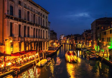 Venice, İtalya - 21 Ağustos 2016: Ünlü mimari anıtları, eski sokakları ve eski ortaçağ binaları 21 Ağustos 2016 gece zaman yakın çekim Venedik, İtalya, cephe.