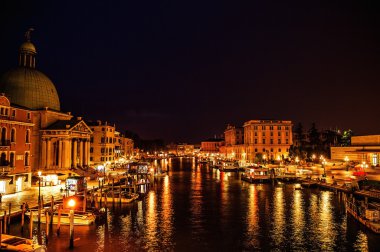 Venice, İtalya - 21 Ağustos 2016: Ünlü mimari anıtları, eski sokakları ve eski ortaçağ binaları 21 Ağustos 2016 gece zaman yakın çekim Venedik, İtalya, cephe.