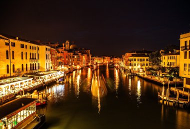 Venice, İtalya - 21 Ağustos 2016: Ünlü mimari anıtları, eski sokakları ve eski ortaçağ binaları 21 Ağustos 2016 gece zaman yakın çekim Venedik, İtalya, cephe.