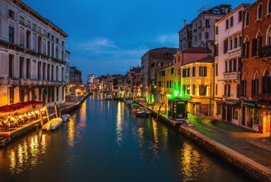 Venice, İtalya - 21 Ağustos 2016: Ünlü mimari anıtları, eski sokakları ve eski ortaçağ binaları 21 Ağustos 2016 gece zaman yakın çekim Venedik, İtalya, cephe.