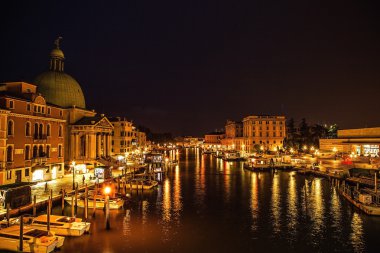 Venice, İtalya - 21 Ağustos 2016: Ünlü mimari anıtları, eski sokakları ve eski ortaçağ binaları 21 Ağustos 2016 gece zaman yakın çekim Venedik, İtalya, cephe.