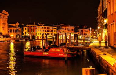 Venice, İtalya - 21 Ağustos 2016: Ünlü mimari anıtları, eski sokakları ve eski ortaçağ binaları 21 Ağustos 2016 gece zaman yakın çekim Venedik, İtalya, cephe.