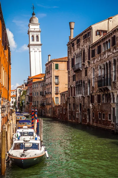 VENISE, ITALIE - 20 AOÛT 2016 : Monuments architecturaux célèbres et façades colorées de vieux bâtiments médiévaux close-up le 20 août 2016 à Venise, Italie . — Photo
