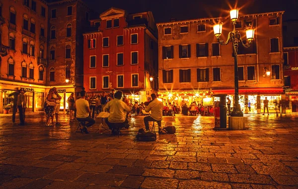 VENECIA, ITALIA - 21 DE AGOSTO DE 2016: Famosos monumentos arquitectónicos, calles antiguas y fachadas de edificios medievales antiguos en primer plano durante la noche el 21 de agosto de 2016 en Venecia, Italia . — Foto de Stock