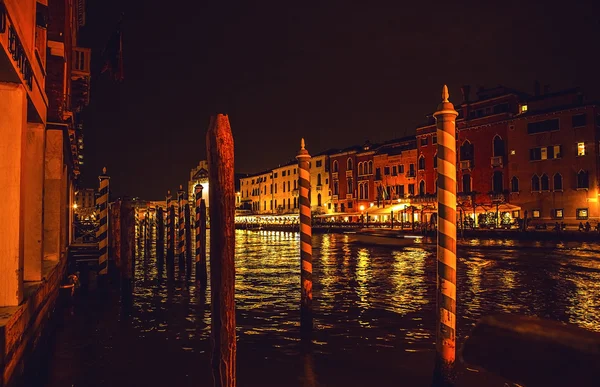 VENICE, ITALY - AUGUST 21, 2016: Famous architectural monuments, ancient streets and facades of old medieval buildings at night time close-up on August 21, 2016 in Venice, Italy. — Stock Photo, Image