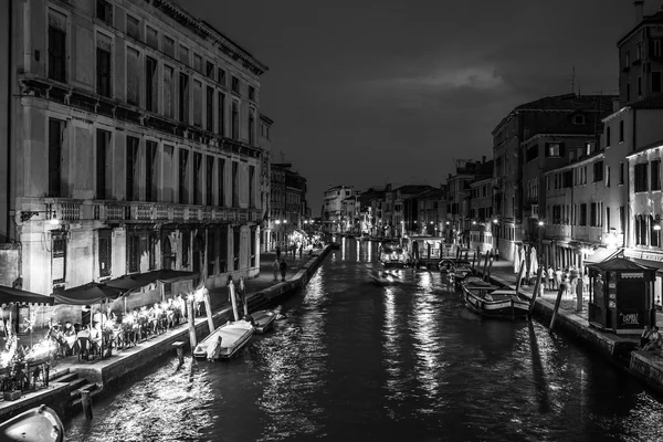 VENICE, ITÁLIA - AGOSTO 21, 2016: Monumentos arquitetônicos famosos, ruas antigas e fachadas de edifícios medievais antigos à noite close-up em 21 de agosto de 2016 em Veneza, Itália . — Fotografia de Stock