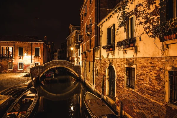 Venedig, Italien - 21 augusti 2016: Berömda arkitektoniska monument de gamla gatorna och fasader av gamla medeltida byggnader på natt tid närbild på 21 augusti, 2016 i Venedig, Italien. — Stockfoto