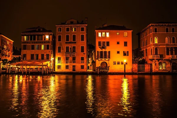 VENECIA, ITALIA - 21 DE AGOSTO DE 2016: Famosos monumentos arquitectónicos, calles antiguas y fachadas de edificios medievales antiguos en primer plano durante la noche el 21 de agosto de 2016 en Venecia, Italia . — Foto de Stock