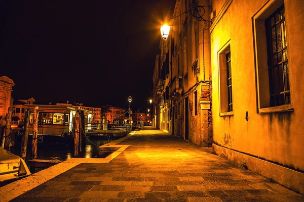 VENECIA, ITALIA - 21 DE AGOSTO DE 2016: Famosos monumentos arquitectónicos, calles antiguas y fachadas de edificios medievales antiguos en primer plano durante la noche el 21 de agosto de 2016 en Venecia, Italia . — Foto de Stock