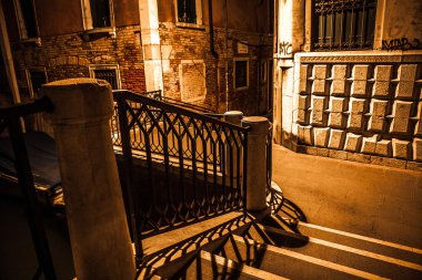 Venice, İtalya - 21 Ağustos 2016: Ünlü mimari anıtları, eski sokakları ve eski ortaçağ binaları 21 Ağustos 2016 gece zaman yakın çekim Venedik, İtalya, cephe.