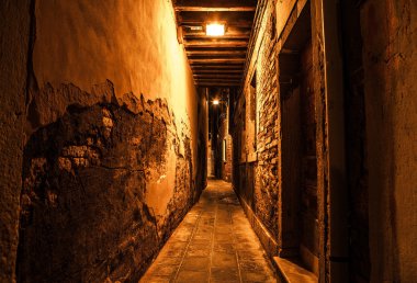 Eski dar sokakları ve gece saat yakın çekim eski ortaçağ binaları cephe. Venedik, İtalya.