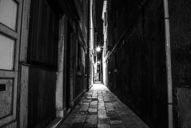 Eski dar sokakları ve gece saat yakın çekim eski ortaçağ binaları cephe. Venedik, İtalya.