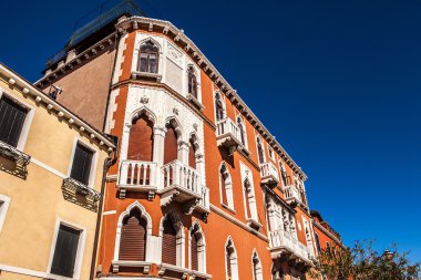 VENICE, İtalya - 20 Ağustos 2016: 20 Ağustos 2016 'da Venedik, İtalya' da eski ortaçağ binalarının ünlü mimari anıtları ve renkli cepheleri.