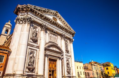 VENICE, İtalya - 20 Ağustos 2016: 20 Ağustos 2016 'da Venedik, İtalya' da eski ortaçağ binalarının ünlü mimari anıtları ve renkli cepheleri.