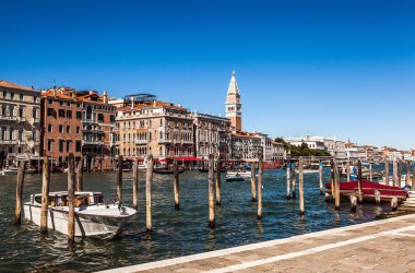 Venice, İtalya - 20 Ağustos 2016: Görünümü Grand Canal cityscape ve Venedik lagün üzerinde 20 Ağustos 2016 Venedik, İtalya'daki adalar.