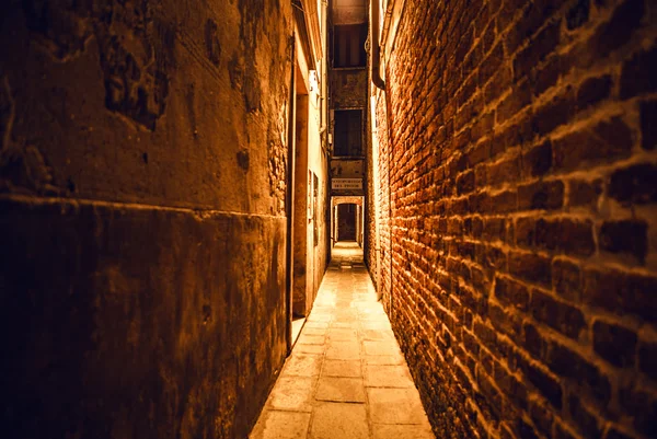Starożytne wąskie uliczki i elewacje starych średniowiecznych budynków w nocy czasu zbliżenie. Wenecja, Włochy. — Zdjęcie stockowe