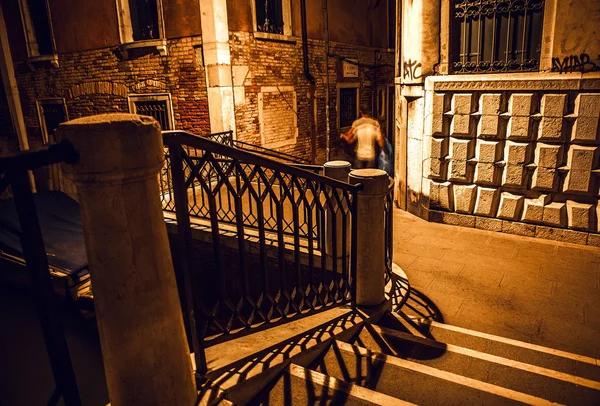 VENISE, ITALIE - 21 AOÛT 2016 : Monuments architecturaux célèbres, rues anciennes et façades de vieux bâtiments médiévaux à la fermeture de nuit le 21 août 2016 à Venise, Italie . — Photo