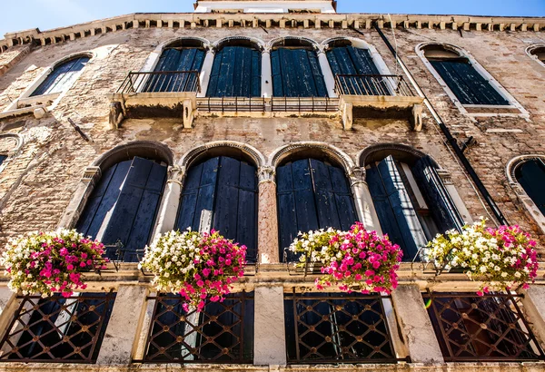 VENICE, ITALIEN - 20 augusti 2016: Berömda arkitektoniska monument och färgglada fasader av gamla medeltida byggnader närbild den 20 augusti 2016 i Venedig, Italien. — Stockfoto