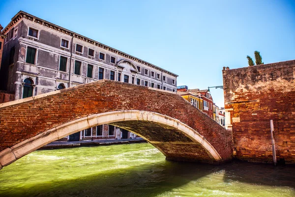 VENISE, ITALIE - 21 AOÛT 2016 : Vue sur le paysage urbain et charmant pont sur le canal de Venise le 21 août 2016 à Venise, Italie . — Photo