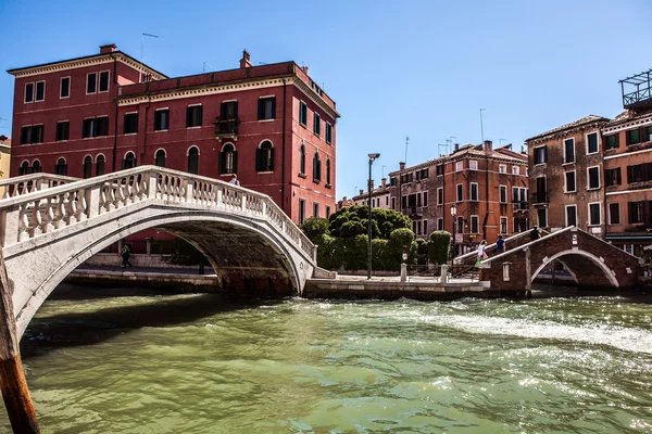 VENECIA, ITALIA - 21 DE AGOSTO DE 2016: Vista sobre el paisaje urbano y el hermoso puente sobre el canal de Venecia el 21 de agosto de 2016 en Venecia, Italia . —  Fotos de Stock