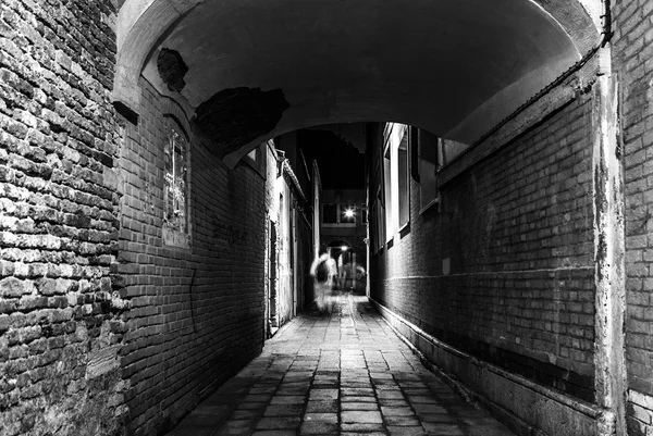 Antigas ruas estreitas e fachadas de antigos edifícios medievais à noite close-up. Veneza, Itália . — Fotografia de Stock
