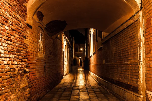 Antigas ruas estreitas e fachadas de antigos edifícios medievais à noite close-up. Veneza, Itália . — Fotografia de Stock