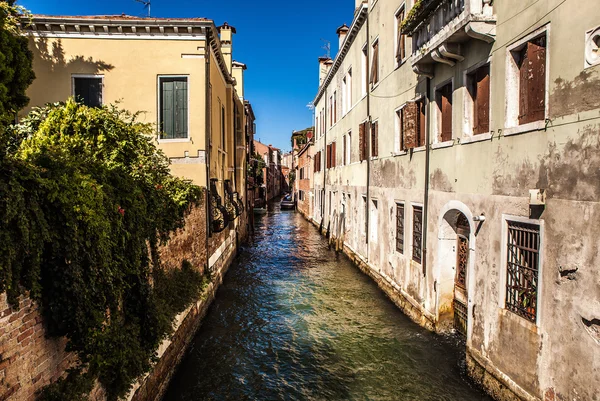 VENICE, WŁOCHY - 20 sierpnia 2016: Słynne zabytki architektury i kolorowe fasady starych średniowiecznych budynków zbliżenie 20 sierpnia 2016 w Wenecji, Włochy. — Zdjęcie stockowe