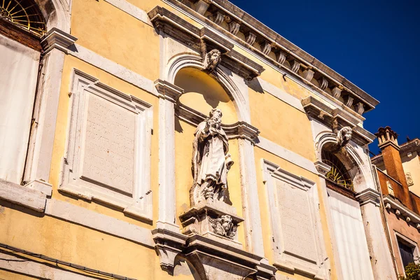 VENECIA, ITALIA - 20 DE AGOSTO DE 2016: Famosos monumentos arquitectónicos y fachadas coloridas de edificios medievales antiguos de cerca el 20 de agosto de 2016 en Venecia, Italia . — Foto de Stock
