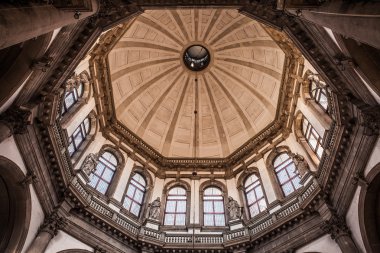 Venice, İtalya - 20 Ağustos 2016: Ünlü mimari anıtları ve 20 Ağustos 2016 kilise kubbe kapalı görünüm yakın çekim Venedik, İtalya.
