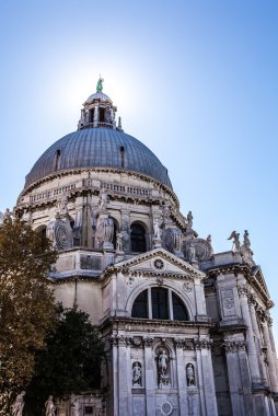 VENICE, İtalya - 20 Ağustos 2016: 20 Ağustos 2016 'da Venedik, İtalya' da eski ortaçağ binalarının ünlü mimari anıtları ve renkli cepheleri.