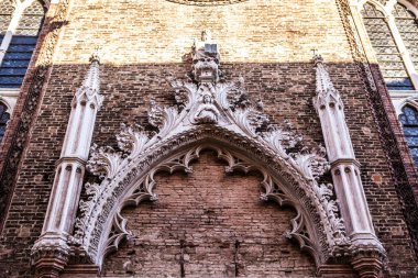 VENICE, İtalya - 20 Ağustos 2016: 20 Ağustos 2016 'da Venedik, İtalya' da eski ortaçağ binalarının ünlü mimari anıtları ve renkli cepheleri.