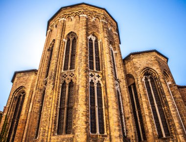 VENICE, İtalya - 20 Ağustos 2016: 20 Ağustos 2016 'da Venedik, İtalya' da eski ortaçağ binalarının ünlü mimari anıtları ve renkli cepheleri.