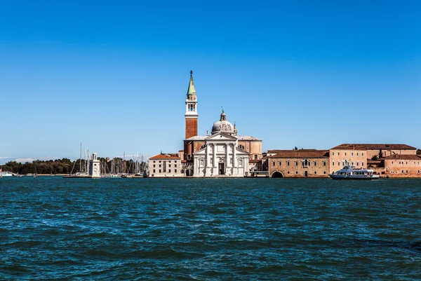 Venedig, Italien - 20 augusti 2016: Visa på stadsbilden av Grand Canal och öar av venetianska lagunen den 20 augusti 2016 i Venedig, Italien. — Stockfoto