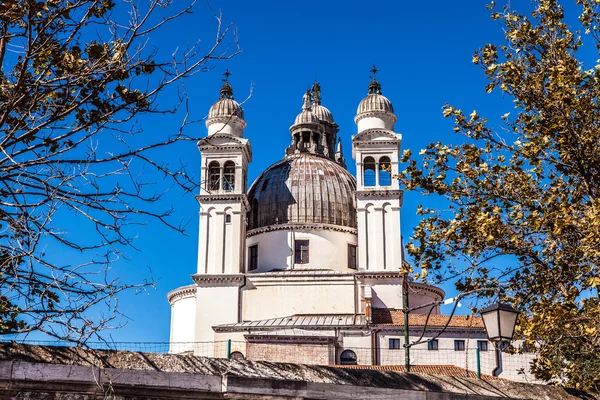 VENEDIG, ITALIEN - 20. AUGUST 2016: Berühmte Architekturdenkmäler und bunte Fassaden alter mittelalterlicher Gebäude aus nächster Nähe am 20. August 2016 in Venedig, Italien. — Stockfoto