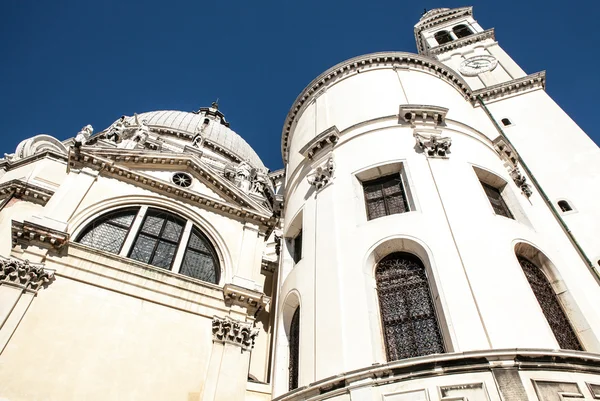 VENEDIG, ITALIEN - 20. AUGUST 2016: Berühmte Architekturdenkmäler und bunte Fassaden alter mittelalterlicher Gebäude aus nächster Nähe am 20. August 2016 in Venedig, Italien. — Stockfoto