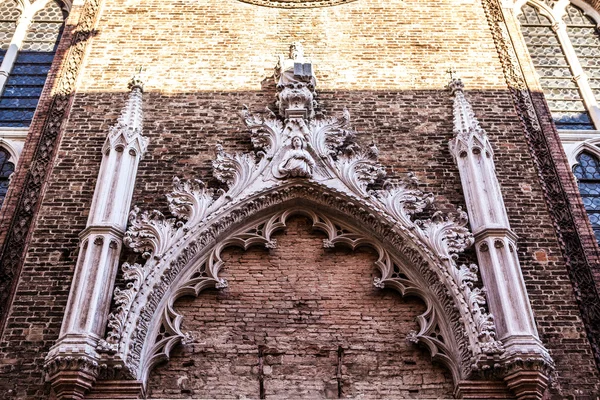 VENECIA, ITALIA - 20 DE AGOSTO DE 2016: Famosos monumentos arquitectónicos y fachadas coloridas de edificios medievales antiguos de cerca el 20 de agosto de 2016 en Venecia, Italia . —  Fotos de Stock