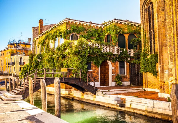 VENECIA, ITALIA - 21 DE AGOSTO DE 2016: Vista sobre el paisaje urbano y el hermoso puente sobre el canal de Venecia el 21 de agosto de 2016 en Venecia, Italia . — Foto de Stock