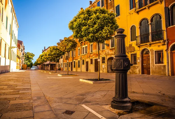 VENICE, İtalya - 20 Ağustos 2016: 20 Ağustos 2016 'da Venedik, İtalya' da eski ortaçağ binalarının ünlü mimari anıtları ve renkli cepheleri. — Stok fotoğraf