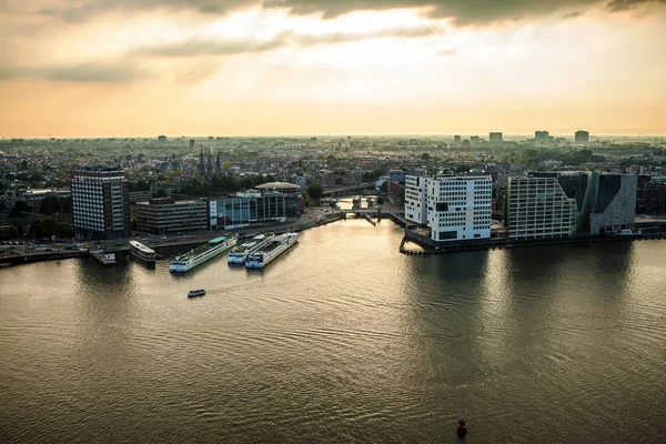 Amsterdam stadsbild och vacker solnedgång. — Stockfoto