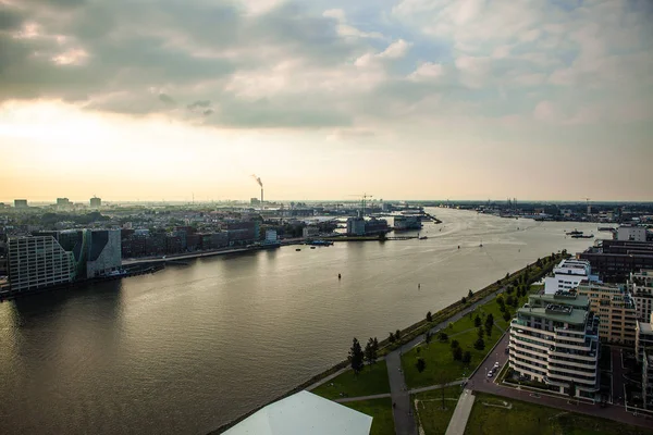 Amsterdam-stadsgezicht en prachtige zonsondergang. — Stockfoto