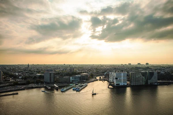 Amsterdam stadsbild och vacker solnedgång. — Stockfoto