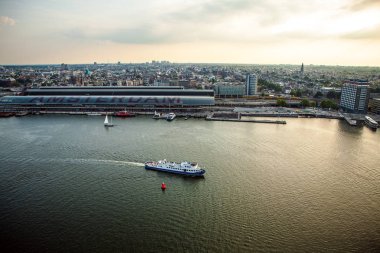 Amsterdam cityscape ve güzel gün batımı. 