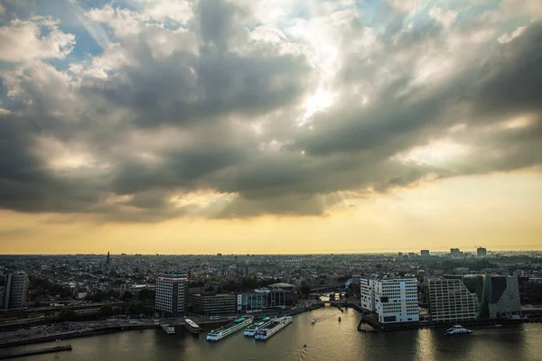 Amsterdam cityscape ve güzel gün batımı. — Stok fotoğraf