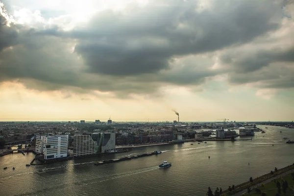 Amsterdam stadsbild och vacker solnedgång — Stockfoto