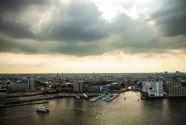 Paysage urbain d'Amsterdam et magnifique coucher de soleil — Photo