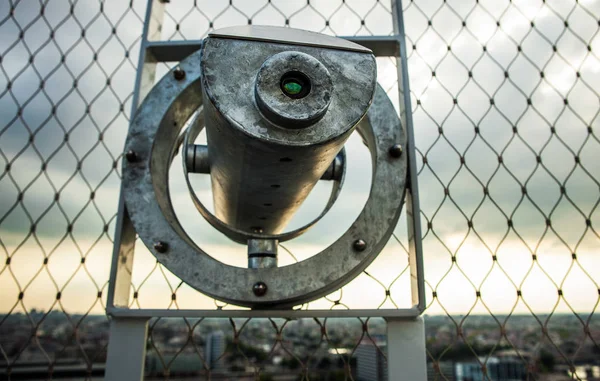 Bentuk klasik teleskop untuk mengamati lanskap pantai. Amsterdam - Belanda — Stok Foto
