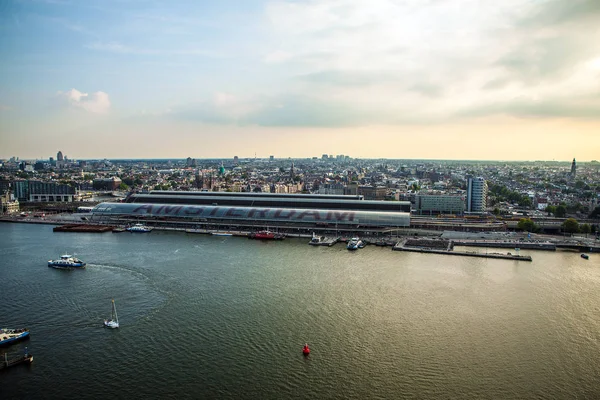 Amsterdam-stadsgezicht en prachtige zonsondergang. — Stockfoto