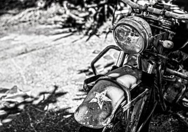 Yağmur ormanlarında eski askeri motosiklet.