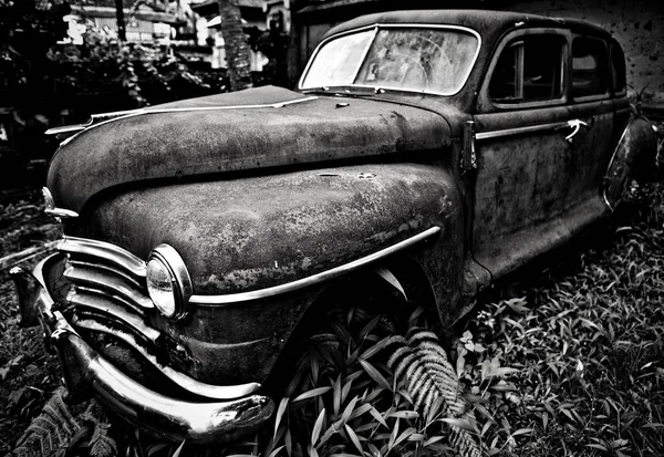 Grunge e hight velho carro enferrujado . — Fotografia de Stock