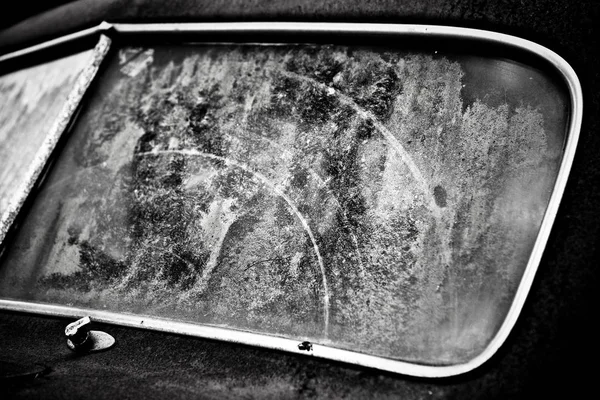Vidrio de coche retro cubierto de hongos . — Foto de Stock